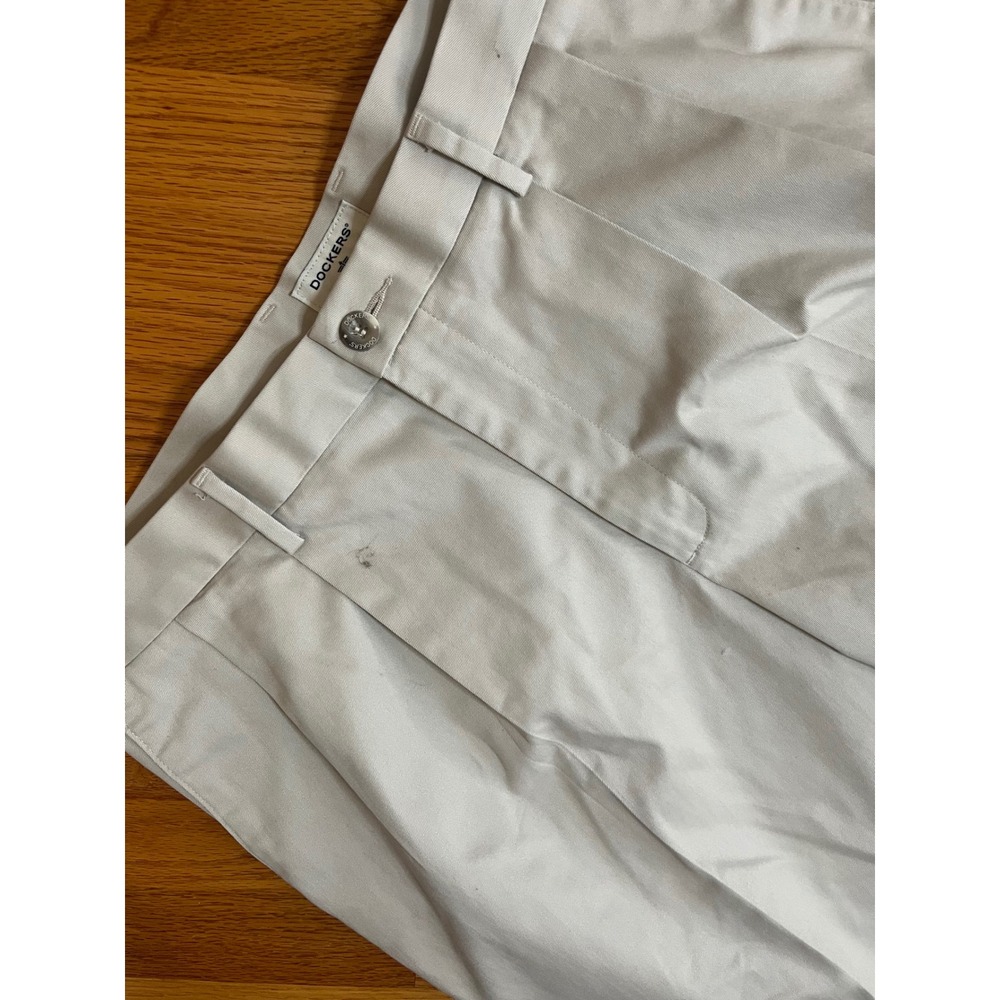 Dockers Mens Classic Fit Pleated Chino Pants Light Khaki Tan W36 L32 - Picture 2 of 4